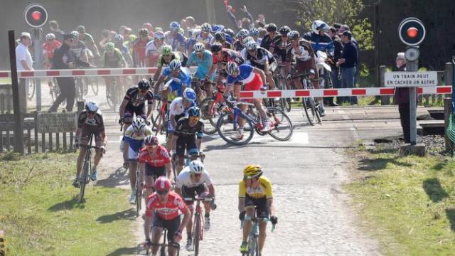 VIDEO: Đùa với tử thần nhiều tay đua cố vượt qua đường sắt tại Paris-Roubaix 2015