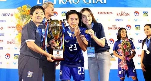 Vô địch AFF Cup nữ 2015, tuyển nữ Thái Lan 'bơi' trong tiền thưởng