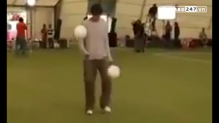 VIDEO: Kỹ thuật tâng 2 quả bóng cùng lúc của thiên thần Kaka