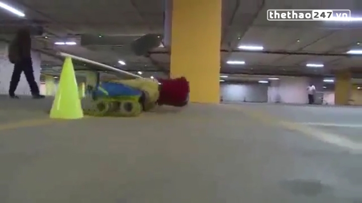 VIDEO: Cậu bé 6 tuổi trượt patin qua gầm 39 chiếc xe ô tô