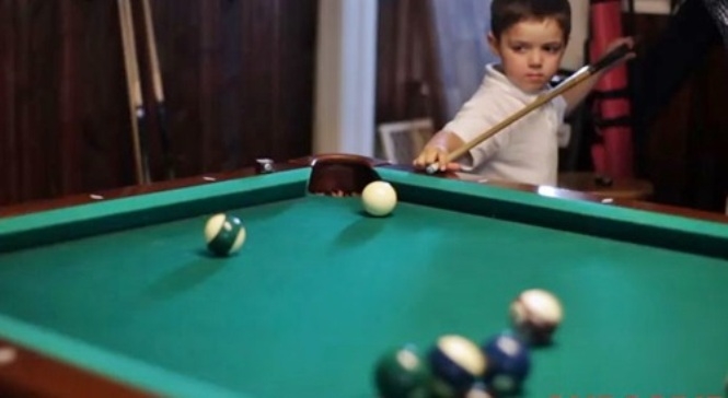 VIDEO: Thần đồng 5 tuổi chơi bi-a siêu đẳng tại Mỹ