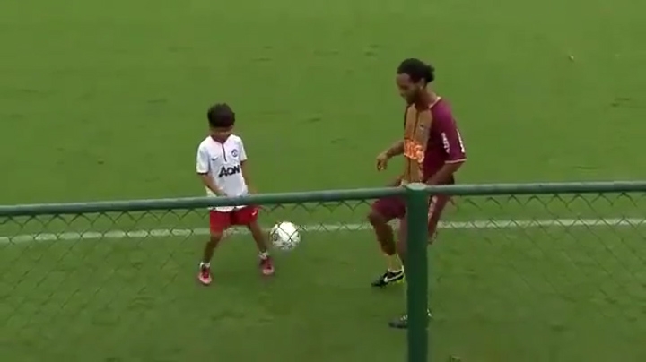 VIDEO: Con trai Ronaldinho trổ tài chơi bóng cùng cha