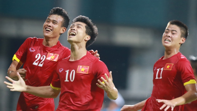 Video SEA Games 28: Công Phượng lập siêu phẩm đá phạt 4-0 cho U23 Việt Nam