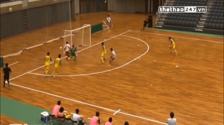 VIDEO: Cầu thủ Futsal trổ tài gắp bóng như Neymar