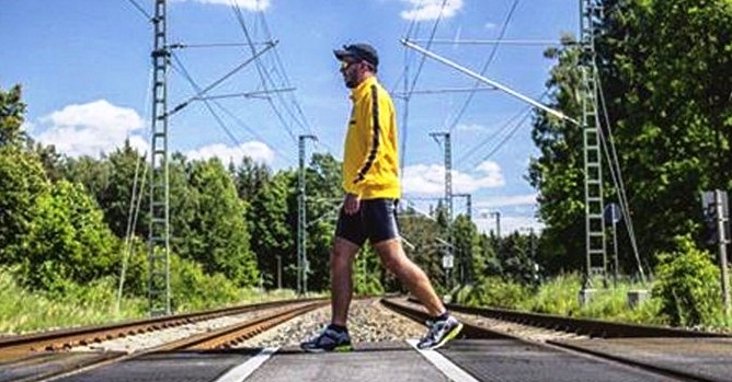 Đi bộ hơn 1000km xem chung kết Champions League