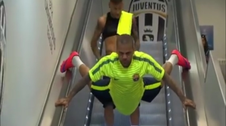 VIDEO: Dani Alves biểu diễn kỹ thuật... đi thang cuốn khi ra sân tập