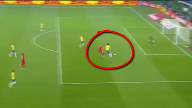 VIDEO: Pha kiến tạo thảm họa của David Luiz cho tiền đạo đối phương
