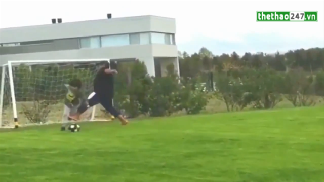 VIDEO: Bị cháu ngoại đi bóng vượt qua, Maradona thẳng chân đốn ngã