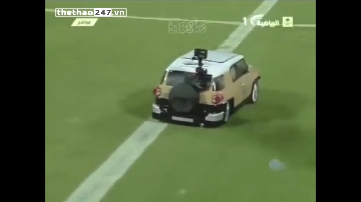 VIDEO: Đưa bóng vào sân bằng... ô tô