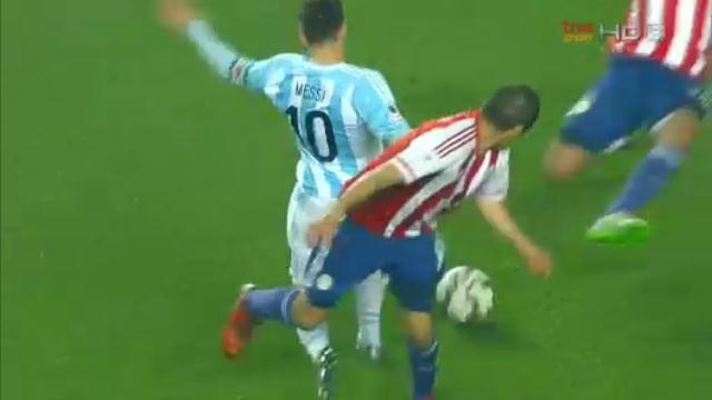 VIDEO: Pha solo kiến tạo đẳng cấp của Messi vs Paraguay