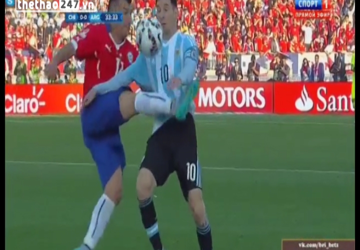 VIDEO: Tình huống Messi bị cầu thủ Chile đá thẳng vào bụng