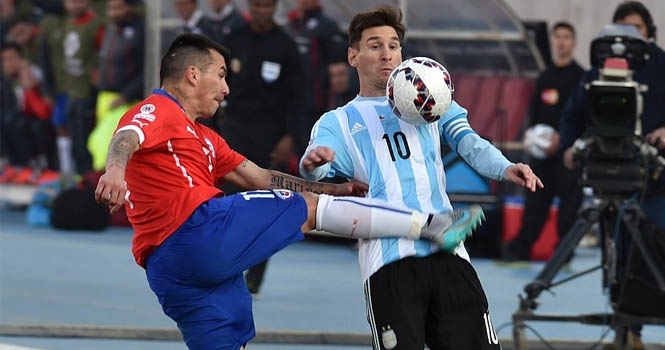 Messi suýt nhập viện sau pha 'bỏ bóng đá người' của cầu thủ Chile