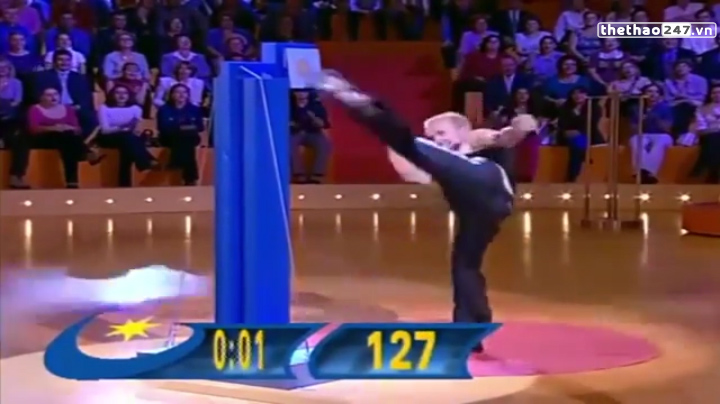 VIDEO: Võ sỹ karatedo lập kỷ lục dùng một chân tung ra 128 cú đá trong 1 phút