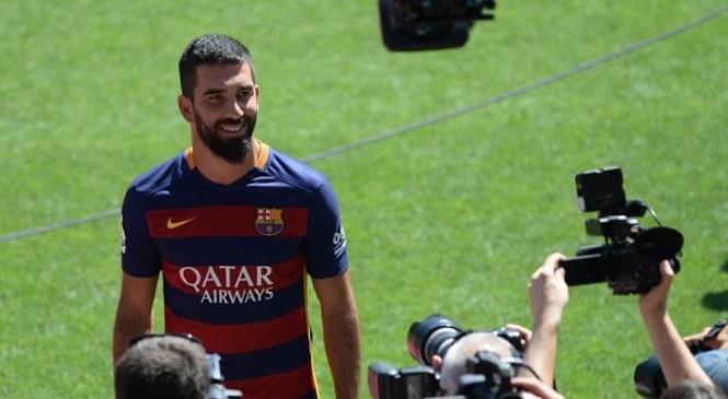 VIDEO: Arda Turan từ chối ký lên áo đấu của Messi