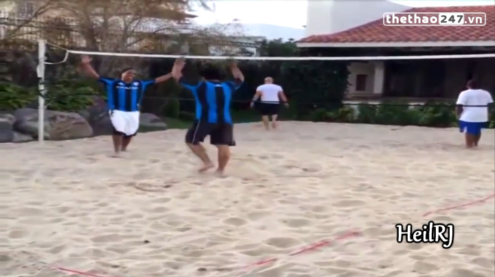 VIDEO: Xem Ronaldinho chơi bóng chuyền bãi biển 'bằng chân'