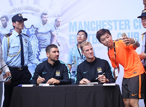 Hàng trăm fan được sao Man City tặng ảnh