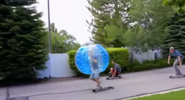 VIDEO: Những người mang bóng hơi chơi thể thao vô cùng hài hước
