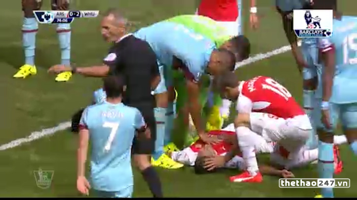 VIDEO: Pha bóng khiến Olivier Giroud bất tỉnh ngay trên sân