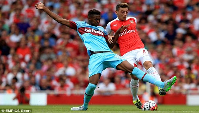 VIDEO: Reece Oxford - Cầu thủ 16 tuổi khiến Ozil 'mất tích' trong trận West Ham vs Arsenal