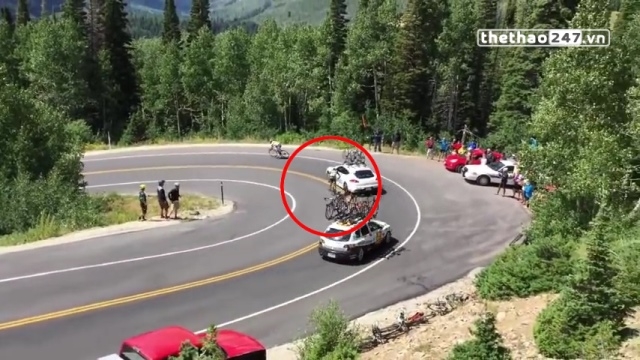 VIDEO: Cua-rơ bất tỉnh sau khi đâm thẳng vào ôtô trên đường đua