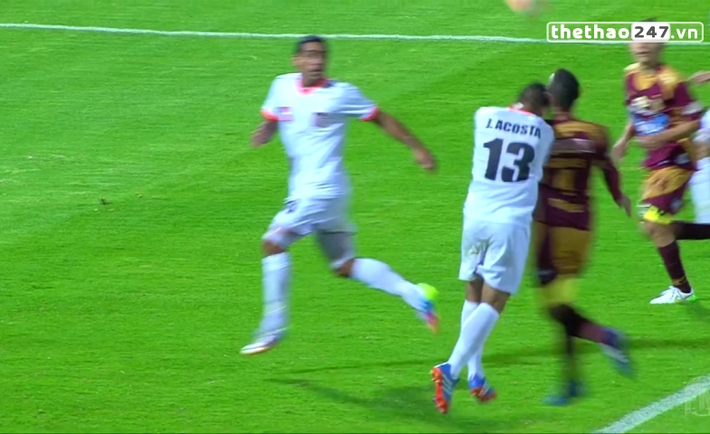 VIDEO: Va chạm kinh hoàng khiến 2 cầu thủ nằm sân