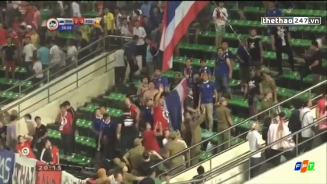 VIDEO: CĐV Thái Lan bị tấn công sau bàn thắng thứ 2