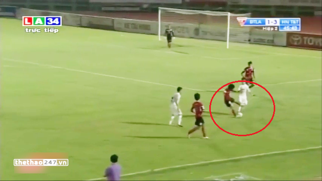 VIDEO: Pha vào bóng thô bạo của cầu thủ ĐTLA ở vòng cuối V-League