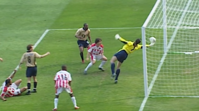 VIDEO: Pha cứu thua ngay trên vạch vôi của thủ thành huyền thoại Arsenal