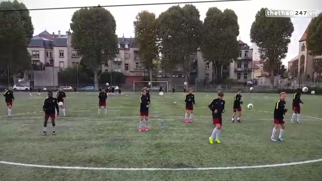 VIDEO: Cách tập khống chế bóng độc đáo của các cầu thủ nhí Pháp