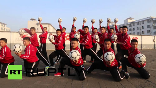 VIDEO: Xem đội bóng Thiếu Lâm đá bóng bằng kungfu