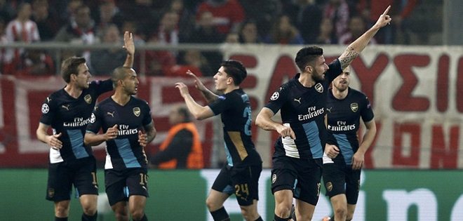 Giroud lập hat-trick giúp Arsenal vượt qua vòng bảng