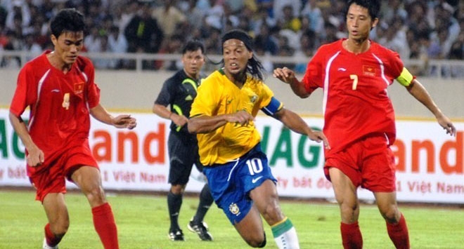 Ronaldinho xác nhận trở lại, đá 40 phút ở Việt Nam