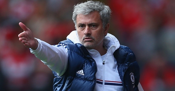 Mourinho bực tức vì MU không sa thải Van Gaal