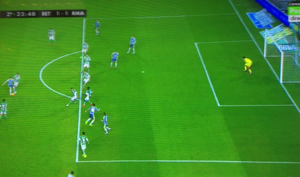 VIDEO: Trọng tài 'cứu' Real với bàn thắng đầy tranh cãi của Benzema