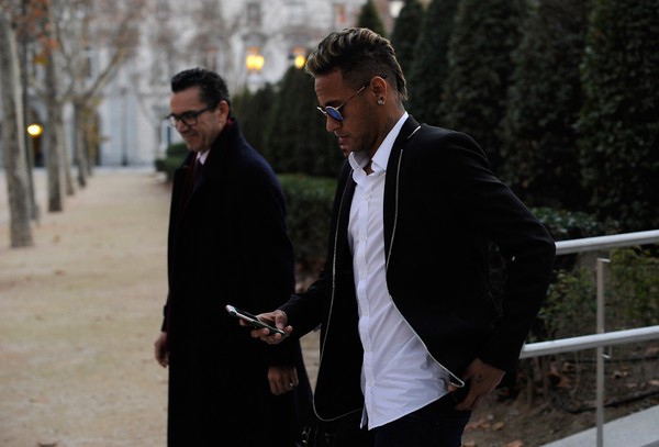 Real Madrid và Neymar: 'Ăn không được thì đạp đổ'