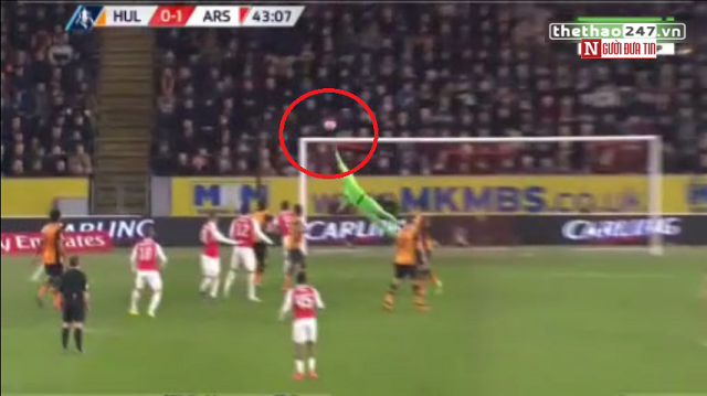 VIDEO: Xà ngang từ chối siêu phẩm đẹp mắt của sao Arsenal