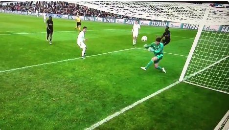 VIDEO: Con trai Zidane để thủng lưới vì... sợ bóng khi khoác áo đội trẻ Real