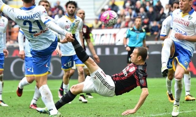Video bàn thắng: AC Milan 3-3 Frosinone (Vòng 36 - Serie A)