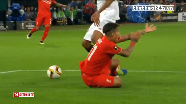 VIDEO: Bóng chạm tay cầu thủ Sevilla trong vòng cấm