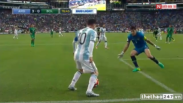 VIDEO: Pha bóng Messi biến thủ môn đối phương thành gã hề