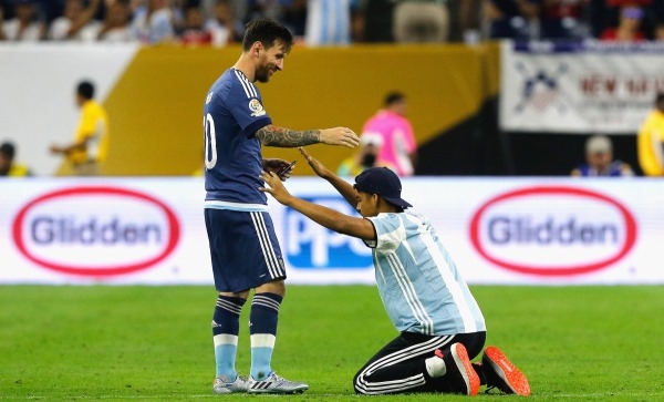 VIDEO: Fan vào sân quỳ lạy xin chữ ký Messi