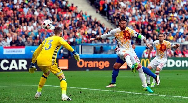 VIDEO: Cú phá bóng suýt phản lưới nhà của Sergio Ramos