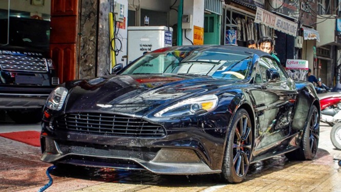 Chiêm ngưỡng Aston Martin Vanquish Volante đầu tiên tại Việt Nam