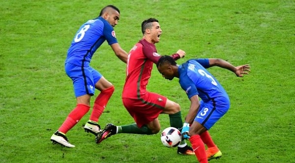 Những pha chơi xấu của cầu thủ Pháp với Ronaldo, Nani, Quaresma