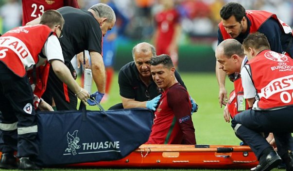 VIDEO: Ronaldo rời sân trong tiếng vỗ tay của CĐV 2 đội