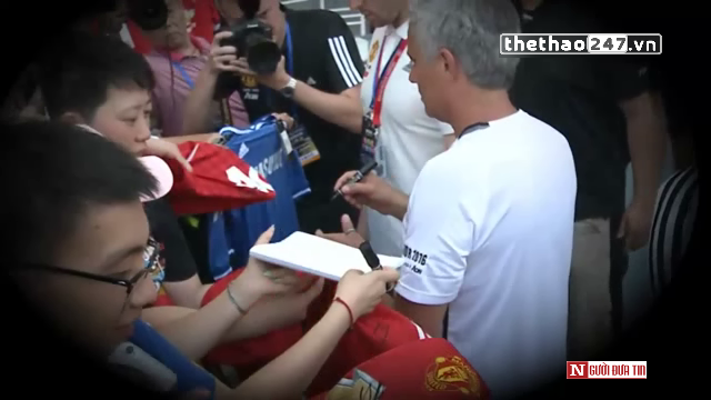 VIDEO: HLV Mourinho từ chối ký tặng lên áo đấu của Chelsea