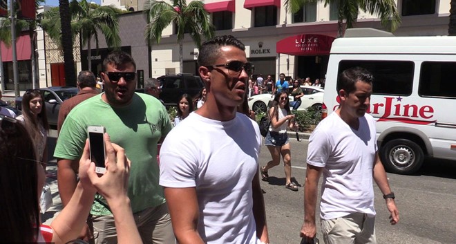 VIDEO: Hành động không đẹp của Ronaldo với fan khi đi mua sắm