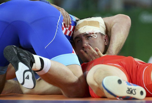 VIDEO: Đô vật Nga bị đối thủ siết cổ đến ngất khi thi đấu ở Olympic