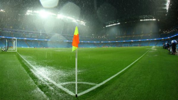 VIDEO: Mưa lớn khiến trận Man City - M'Gladbach bị hoãn