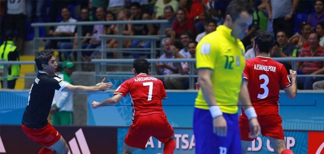 Iran tạo cú sốc lớn trước Brazil, TBN vào tứ kết